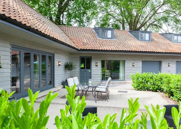 The Stables With Jacuzzi & Tennis Court