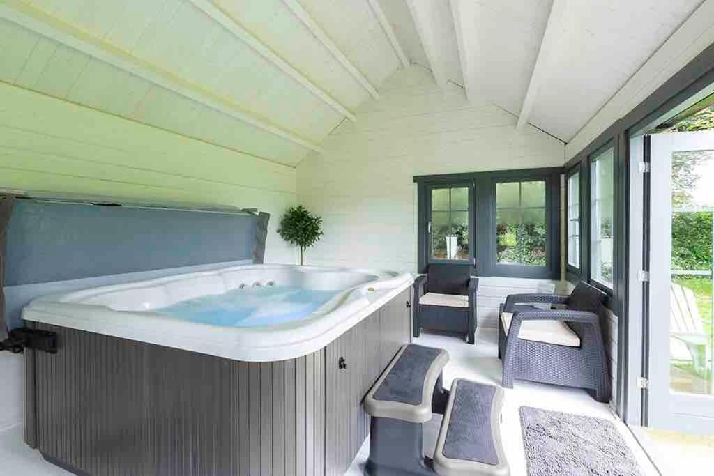 Rumah liburan The Stables With Jacuzzi & Tennis Court *