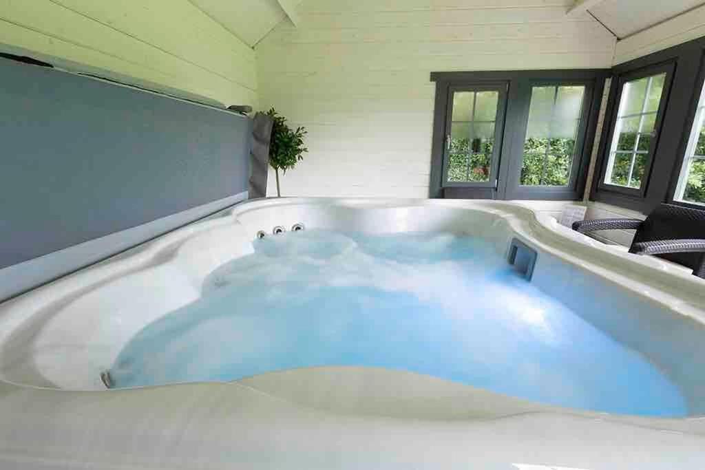The Stables With Jacuzzi & Tennis Court Rumah liburan *